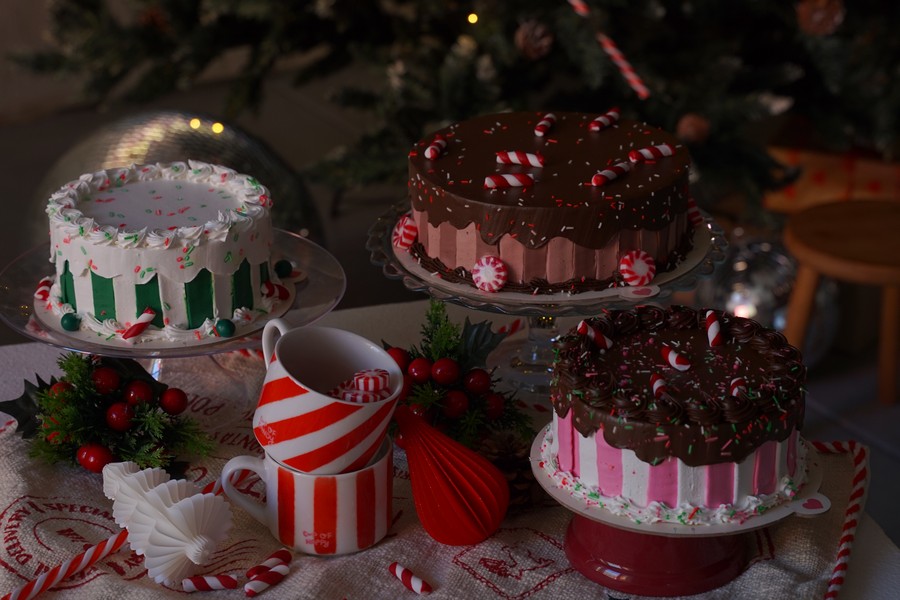 Nugat, pistać - malina i gabon novogodišnja torta u svečanom okruženju